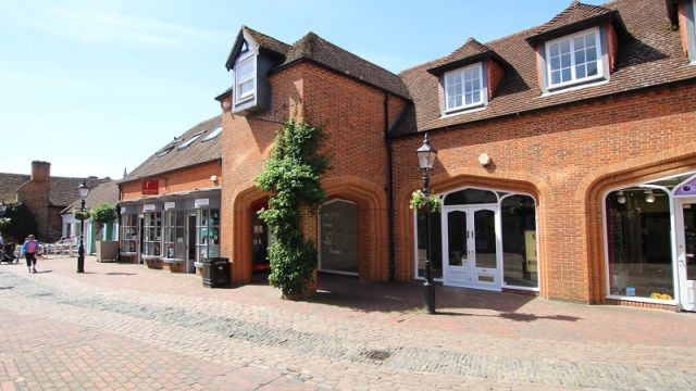 SHOP PROPERTY LET AT FARNHAM’S LION & LAMB YARD